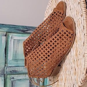MATA size 7 open toe lace up back sandal